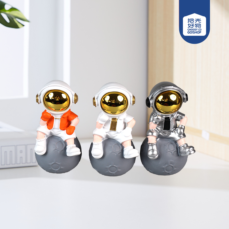 8379 Spaceman Ornament with Ball (Mixed) - Image 2