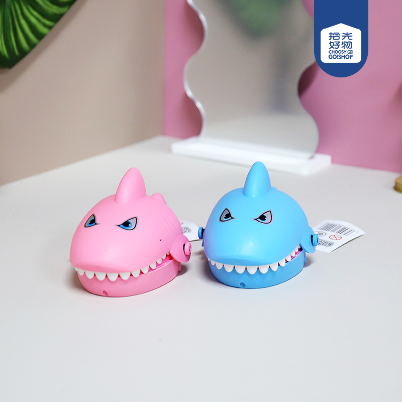 226-1 Hand Biting Shark (Mixed Color)