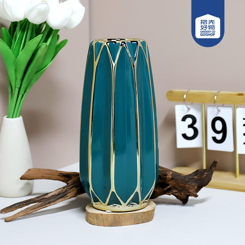 78M diamond pattern vase