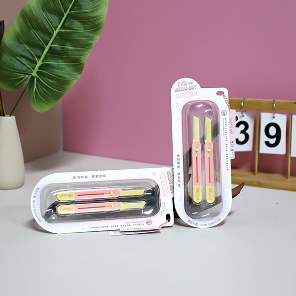 CM-NH8834 Neon Phantom Retractable Eyebrow Knife (2 Pack) - Image 3