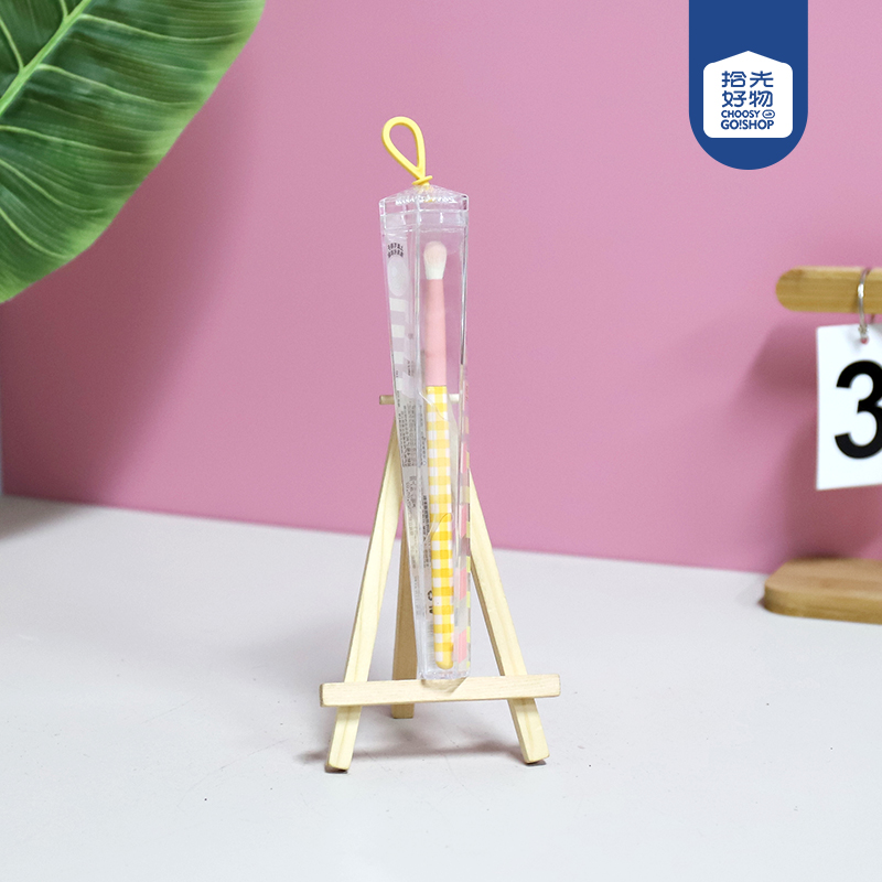 CM-TTR2010 at the moment and meticulous eye shadow brush