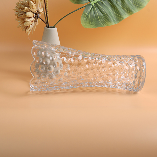 25 twelve-pointed vase