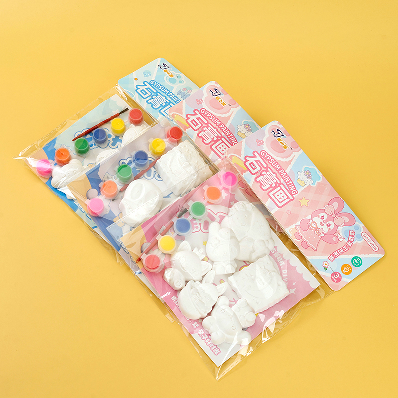 Jiang Xiaohei Liu into the gypsum painting suit