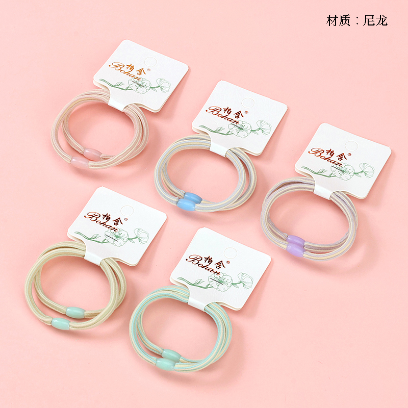 Hai sợi dây cao su màu có sọc