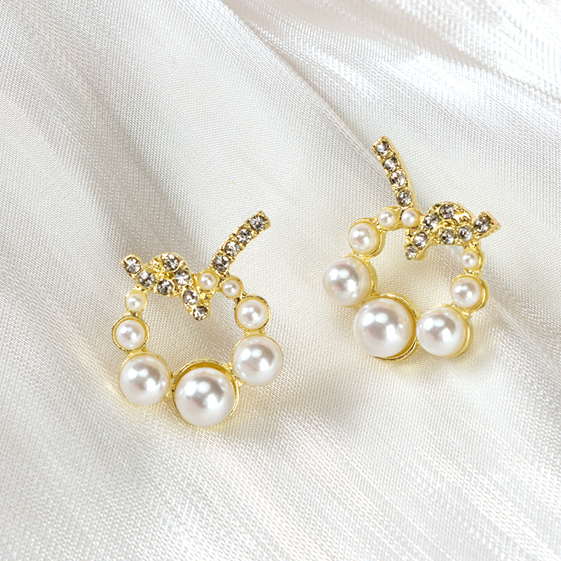 Fashion fresh rhinestone pearl earrings