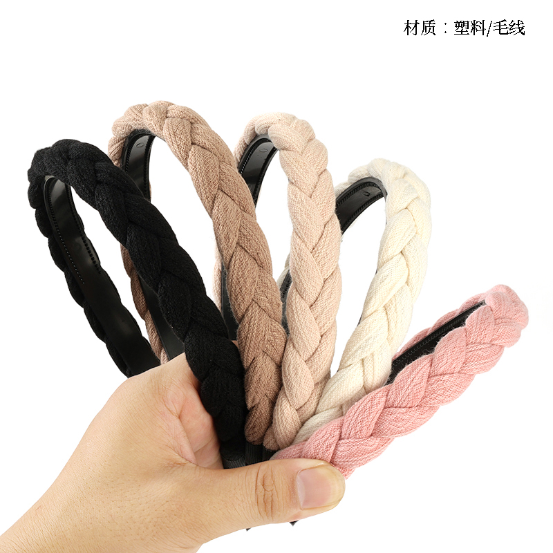 Wool knitted braid buckle