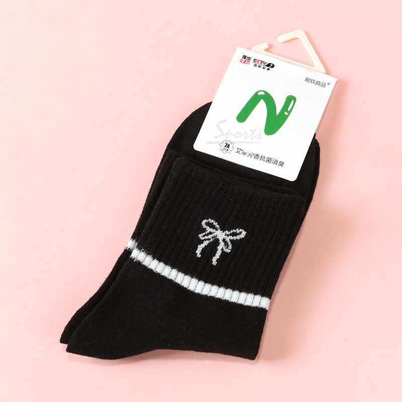 Durable good sports ladies cotton socks (black and white)