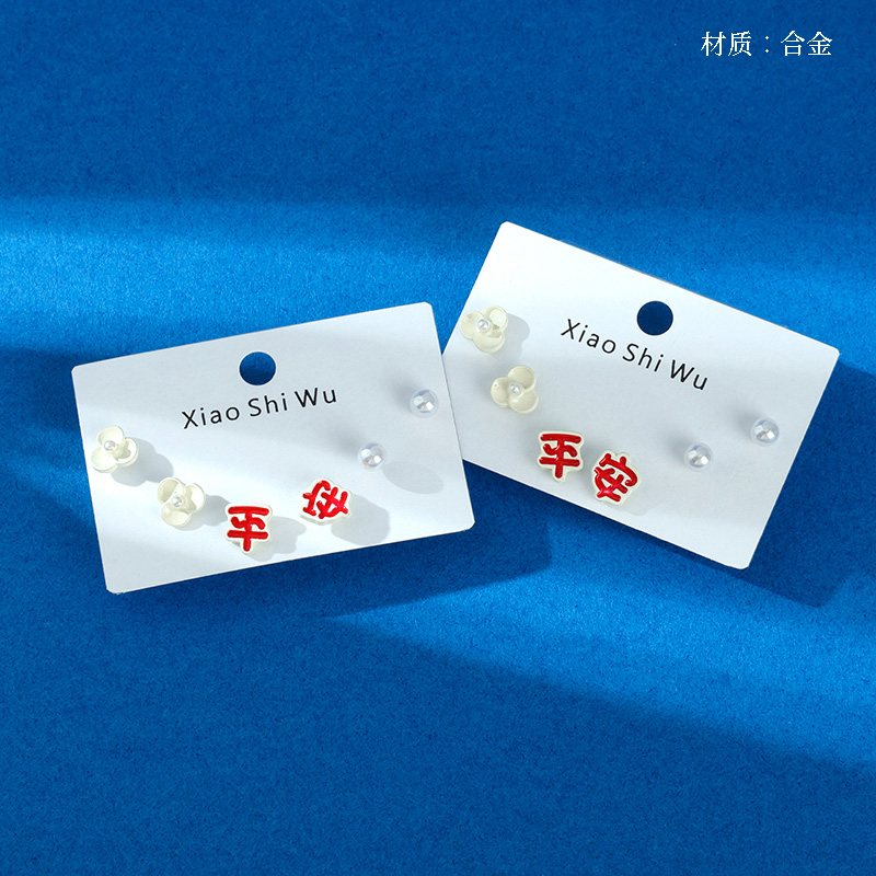 Three pairs of pearl tide flower stud earrings