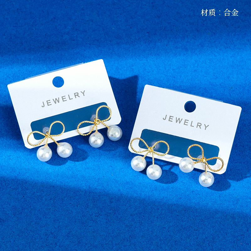 Bow two pearl stud earrings
