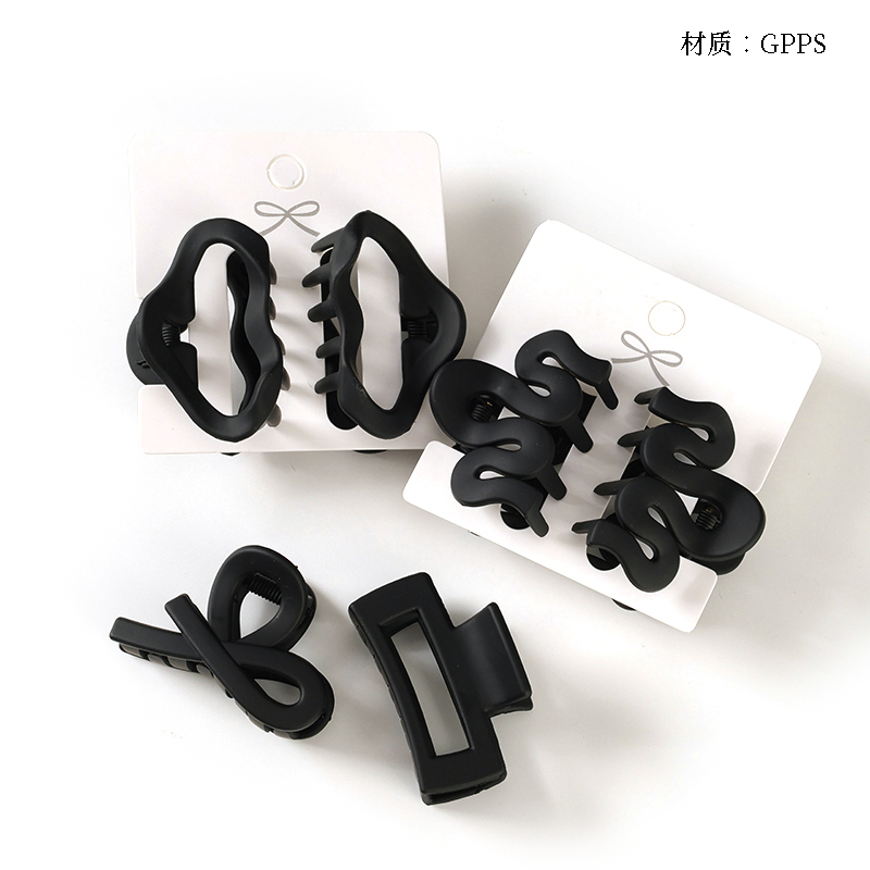 Boxed black frosted shape middle claw