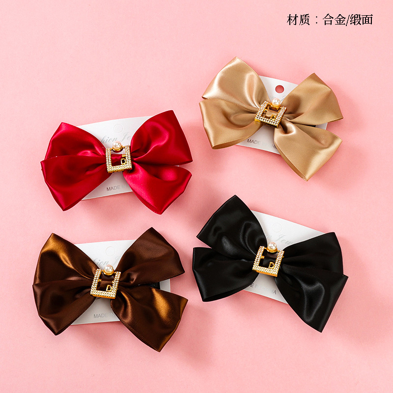 Boxed pearl buckle bow tie duck clip