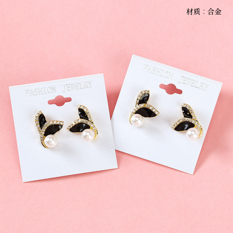 Trimmed fishtail pearl stud earrings