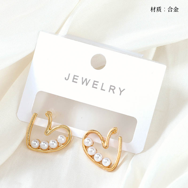 Small love pearl earrings