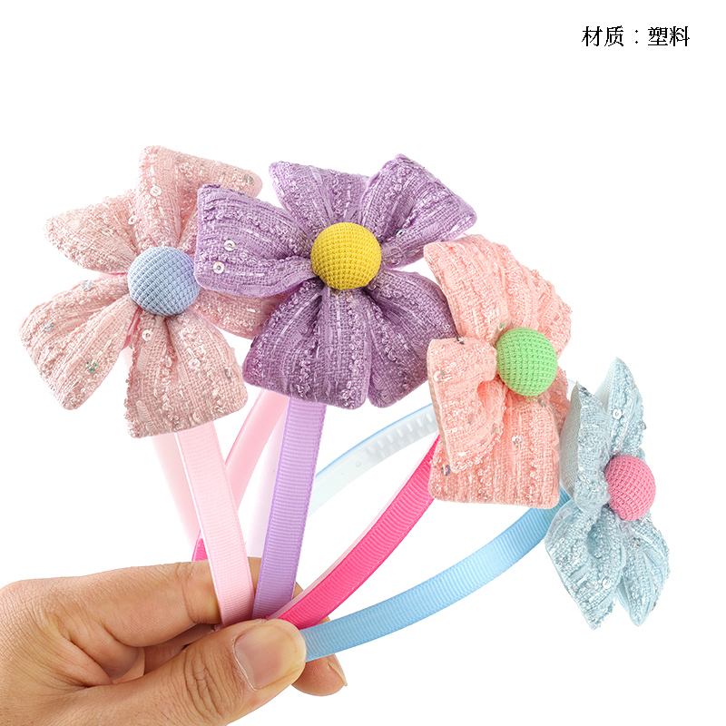 Color sequins five petal flower clasp