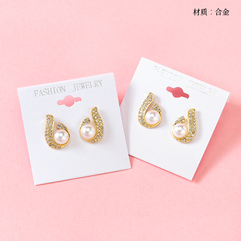 Point drilling geometric pearl stud earrings