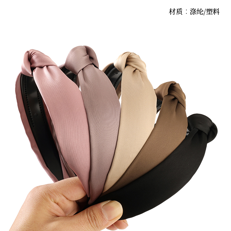 Simple satin knotted buckle