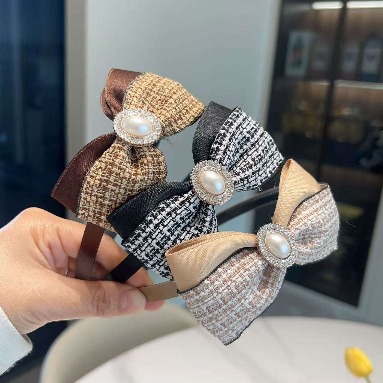 Boxed Houndstooth Pearl Bow-tie Head Clasp