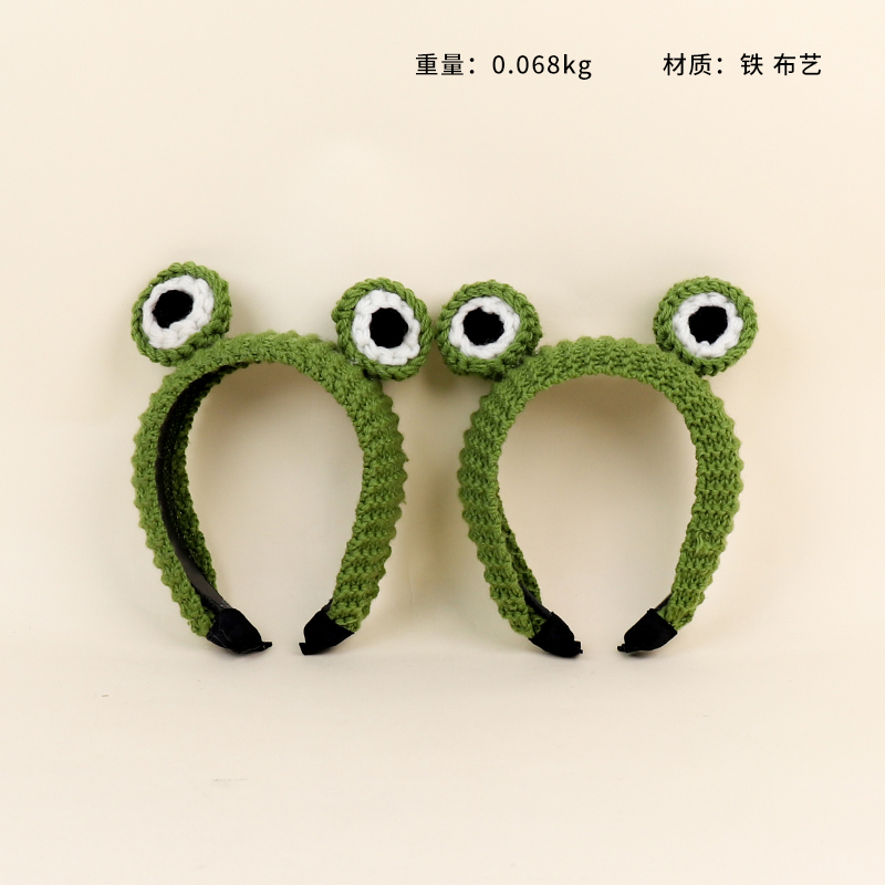 Big-eyed frog wool buckle