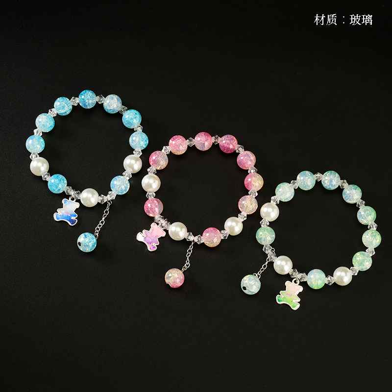 Vòng tay ngọc trai với phụ kiện gấu và hạt trang trí