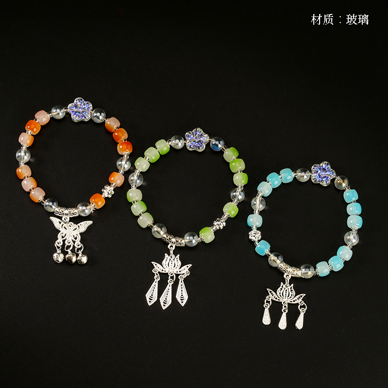 Vòng tay có mặt dây chuyền tua rua làm từ hạt bàn tính