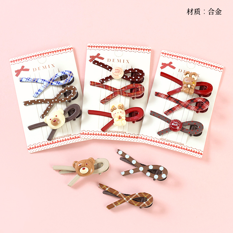 Boxed three cartoon cross bow tie duck clip