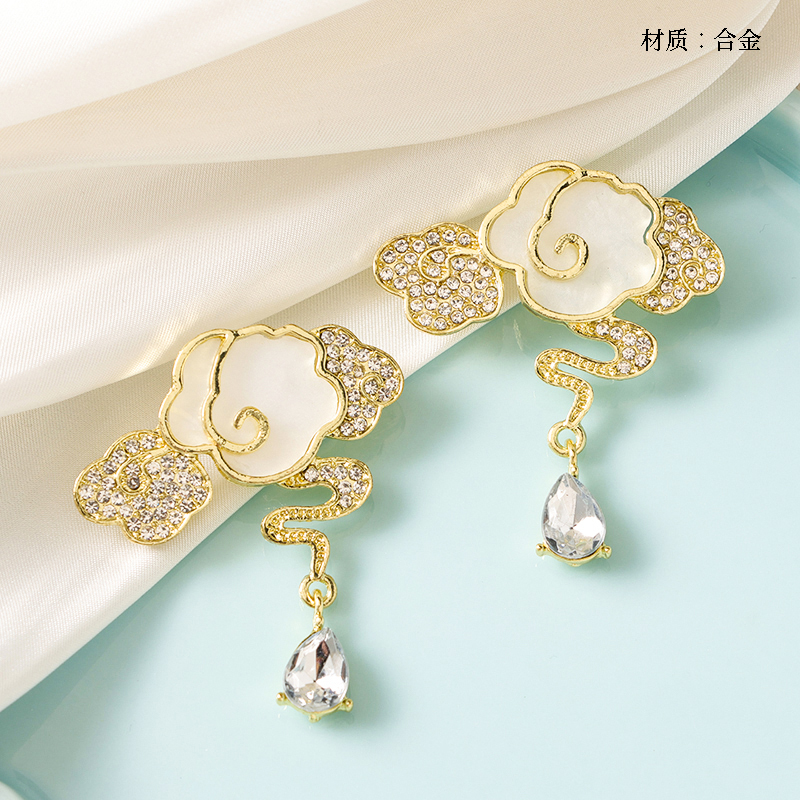 New Chinese style point drill cloud brooch