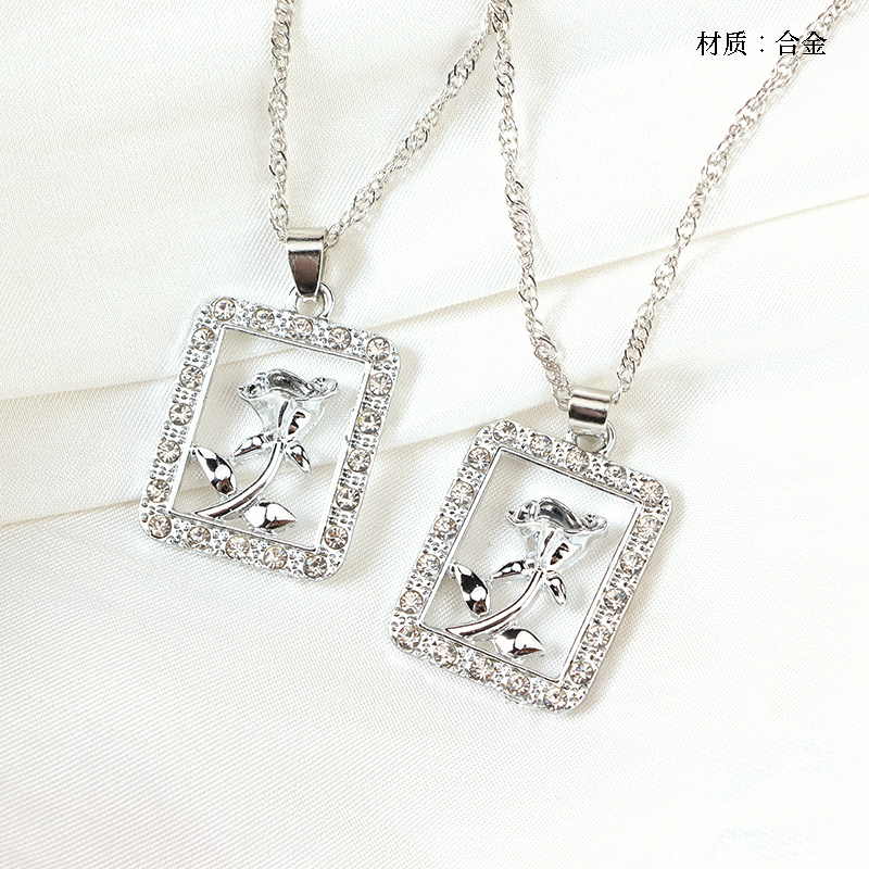 Square tag small flower necklace