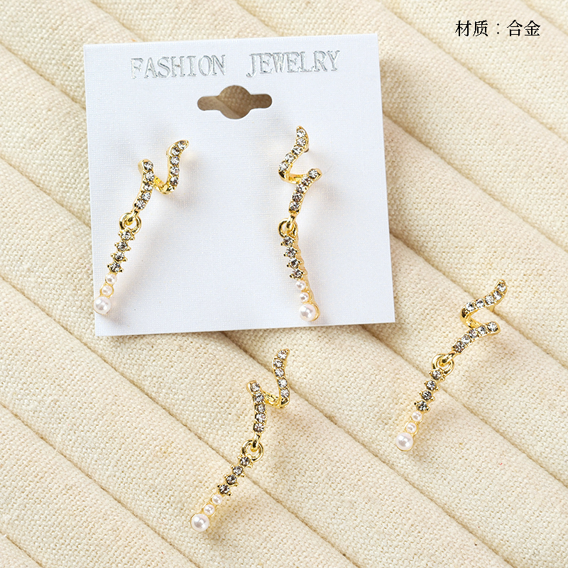 Geometric spiral point drill stud earrings