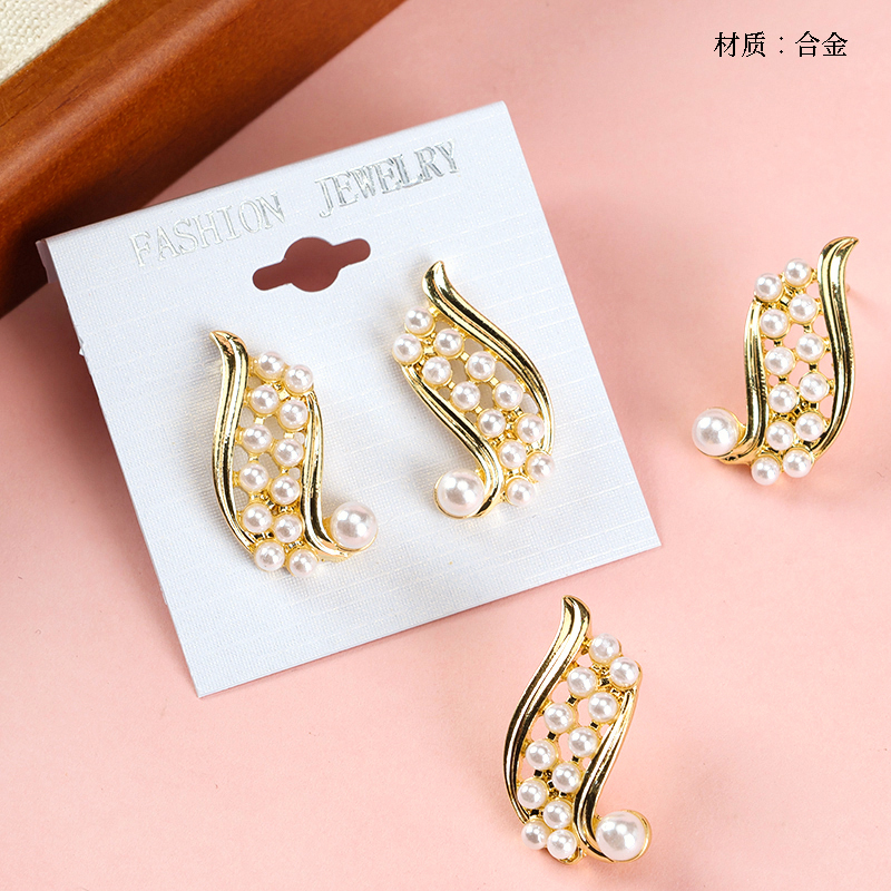 Middle Ancient Pattern Pearl Stud Earrings