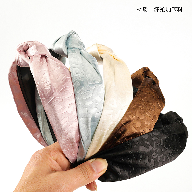 Monochrome wide net knotted head buckle