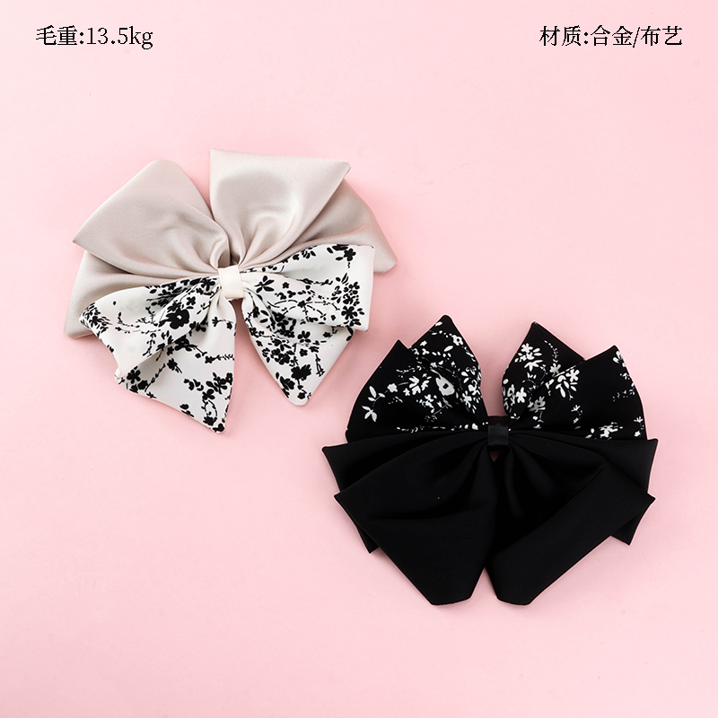 Boxed new floral bow duck clip