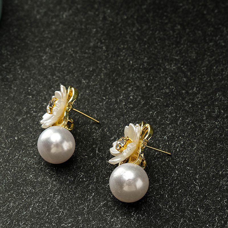 Fresh Flower Drop Pearl Ear Studs