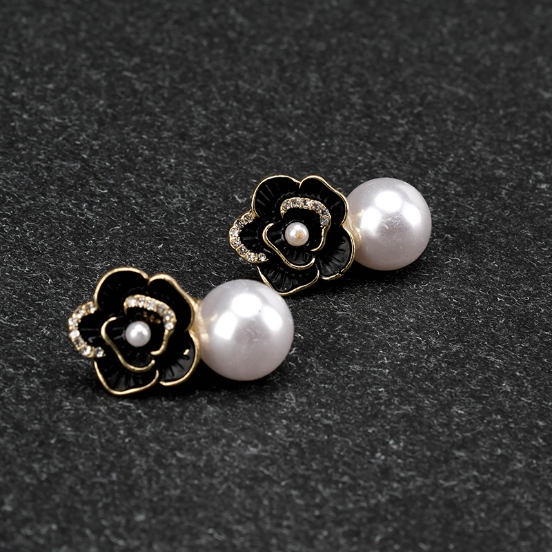Camellia Pearl Ear Studs