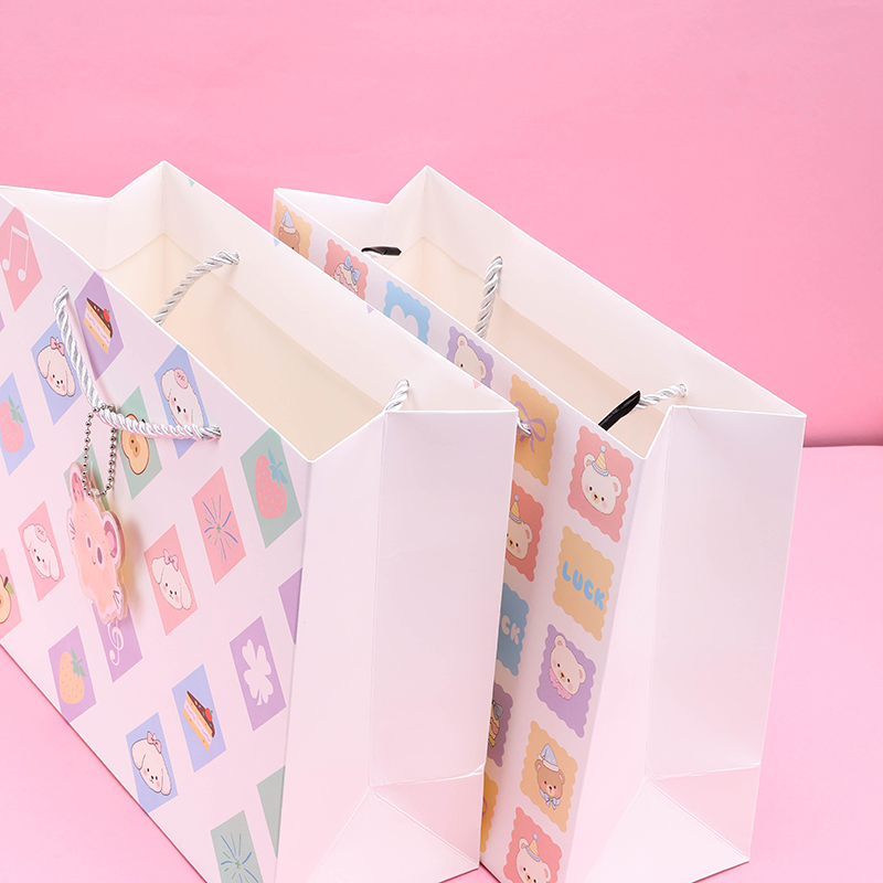 Medium Horizontal Plaid Gift Bag with Pendant ST727-01