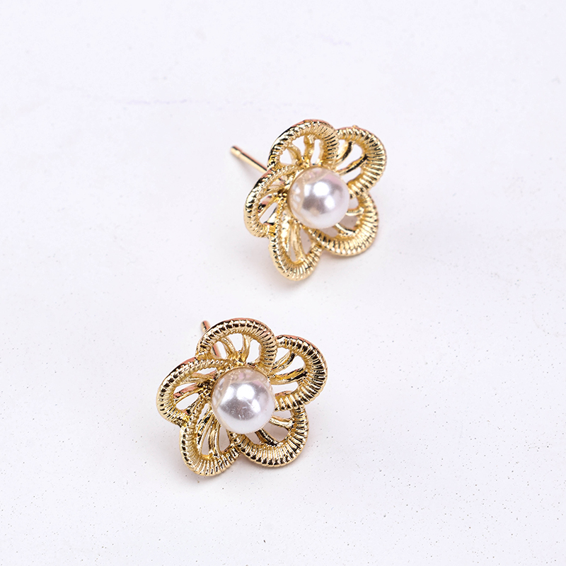 Hollow Gold Flower Ear Studs