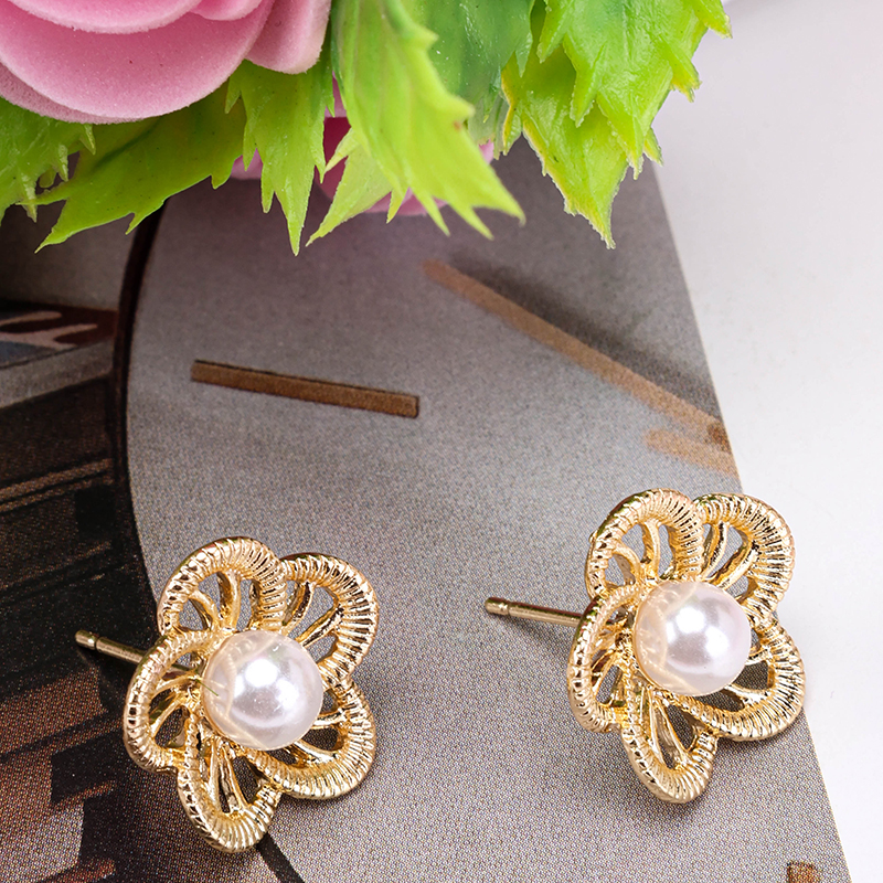 Hollow Gold Flower Ear Studs