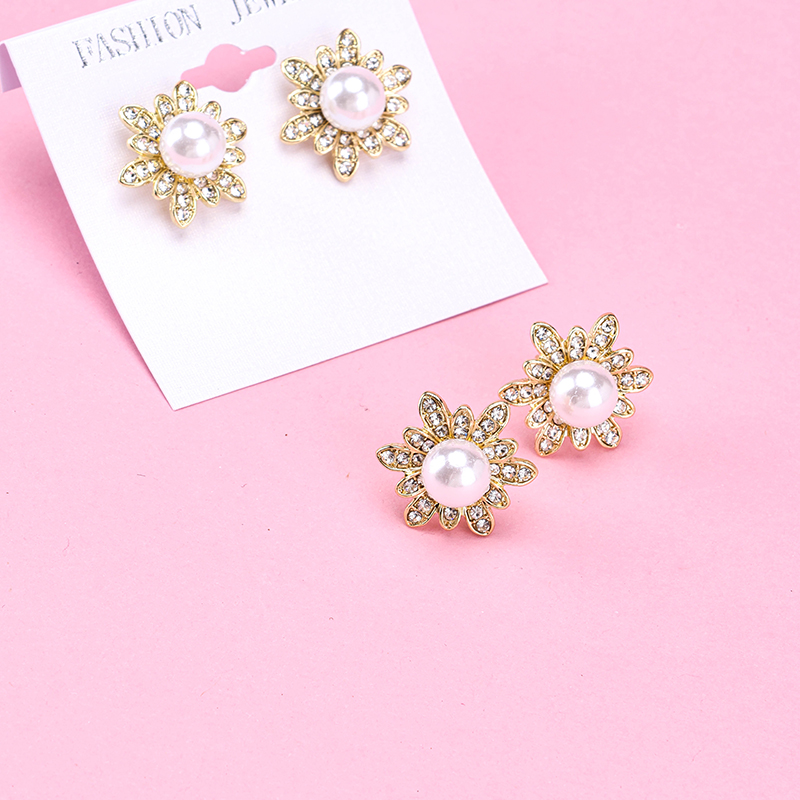 Daisy Pearl Ear Studs