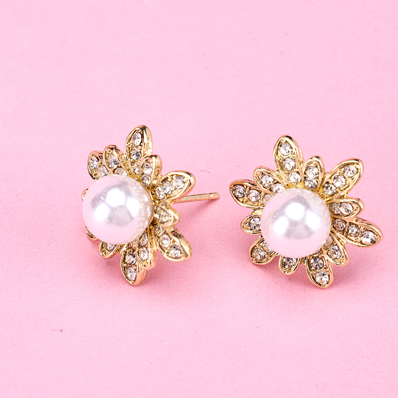 Daisy Pearl Ear Studs