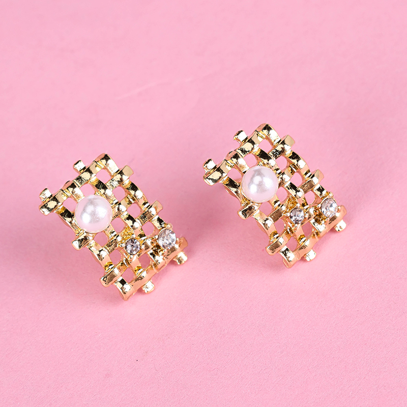 Gold Mesh Pearl Ear Studs