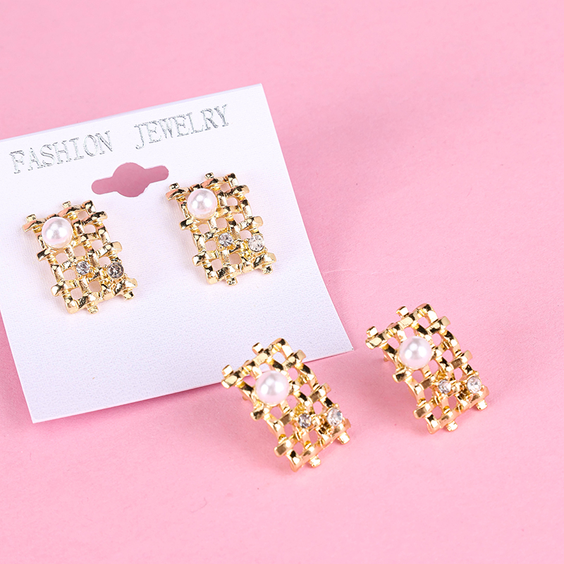 Gold Mesh Pearl Ear Studs