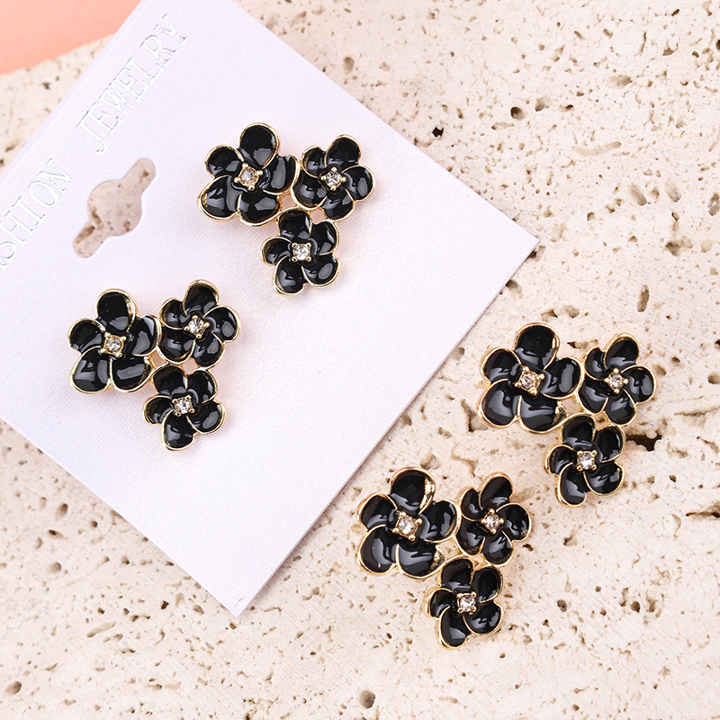 Simple Three Flower Ear Studs
