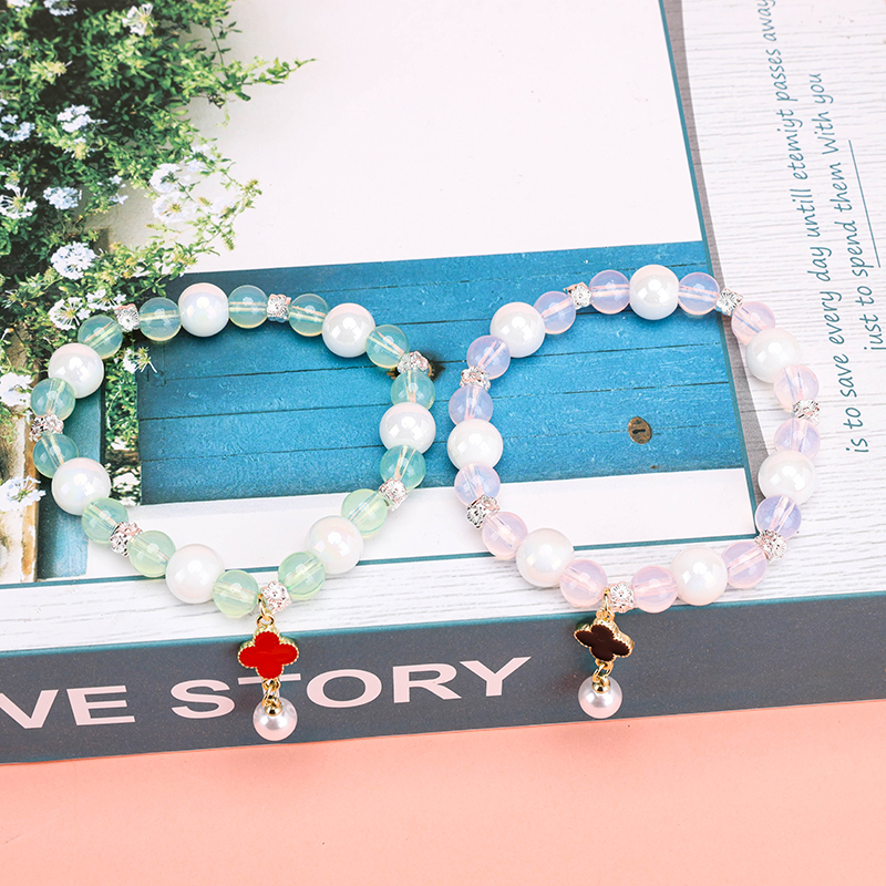 Plastic Glass Pearl Clover Pendant Bracelet 4021001300