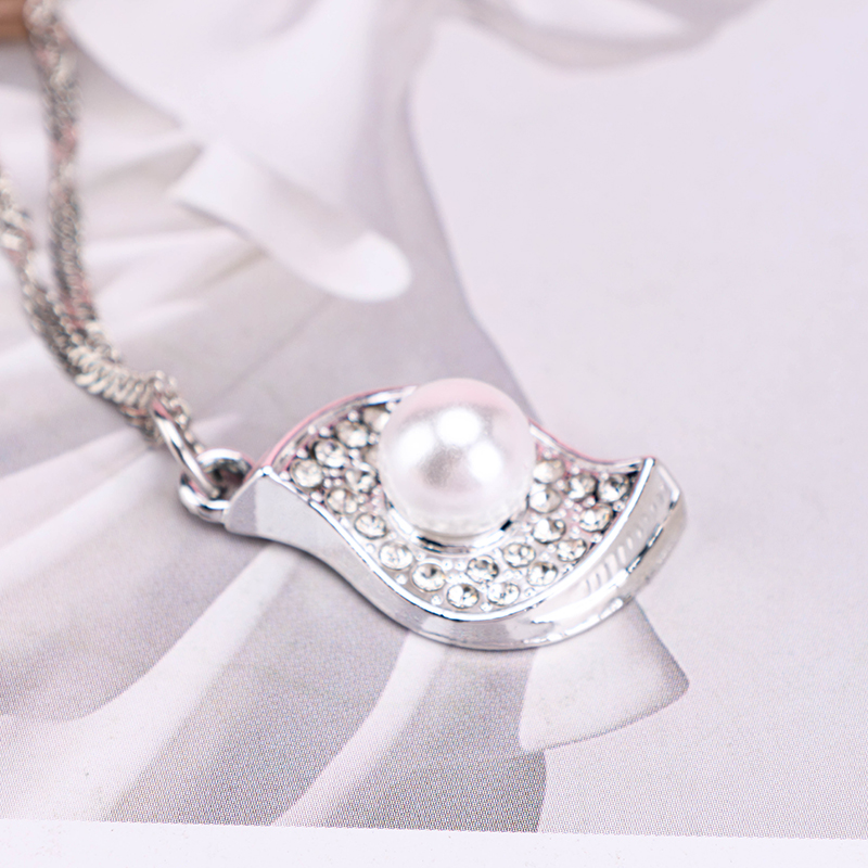 Irregular Rhinestone Pearl Wave Necklace