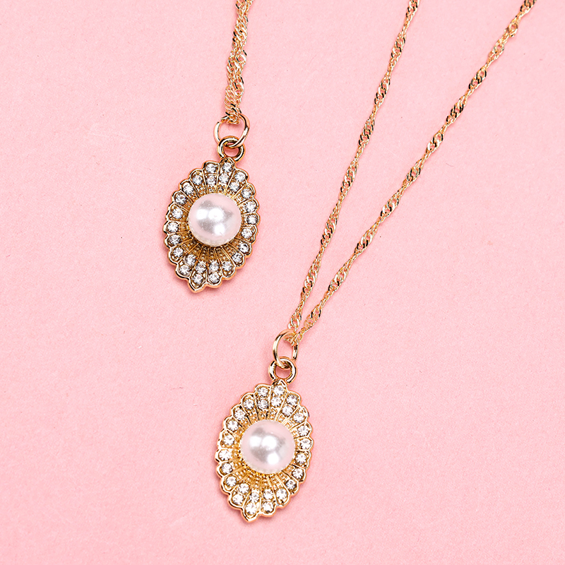 Round Rhinestone Pearl Necklace