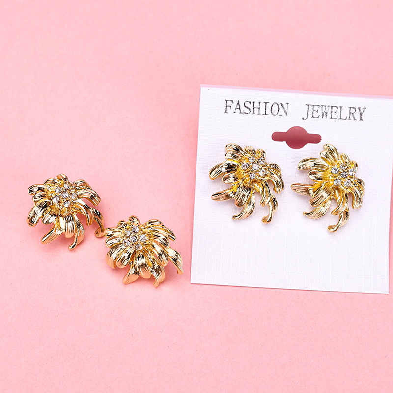 Micro Set Gold Chrysanthemum Ear Studs