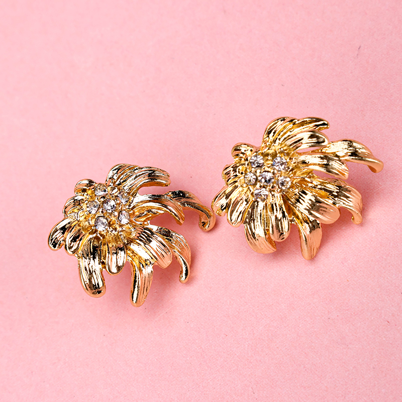 Micro Set Gold Chrysanthemum Ear Studs