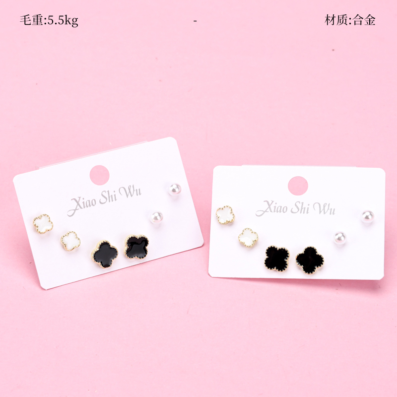 Clover Pearl Ear Studs Set