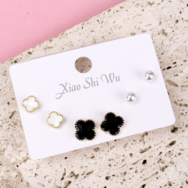 Clover Pearl Ear Studs Set