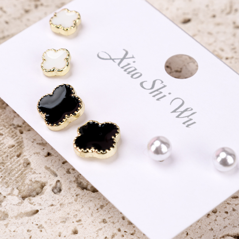 Clover Pearl Ear Studs Set