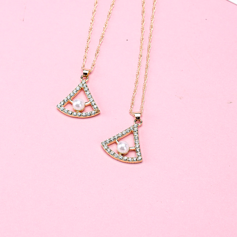 Fan Pearl Necklace